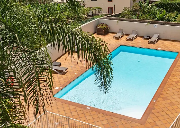 Jasmineiro I By An Island